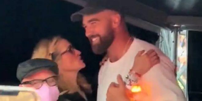 Travis Kelce Reacts to Meeting Julia Roberts at Taylor’s Eras Tour After Fans Said She was Handsy