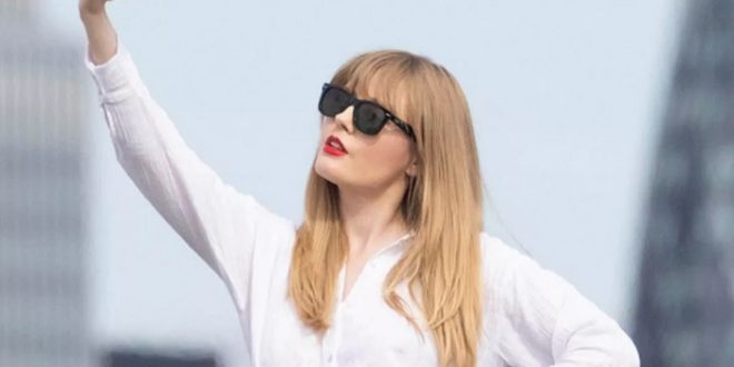 Taylor Swift lookalike causes a stir as she's pictured taking selfies in London